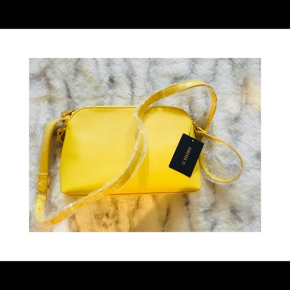 Forever 21 Handbags - NWT⭐️Yellow⭐️Forever21 Cross Body Purse